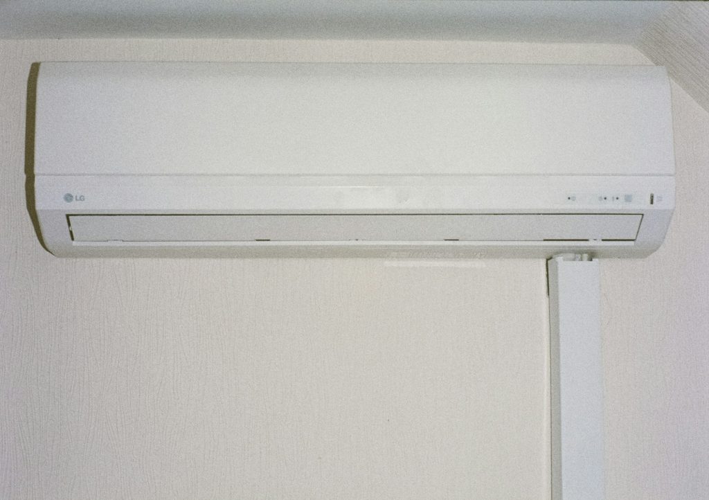 Climatizzatore inverter a parete installato in un appartamento
