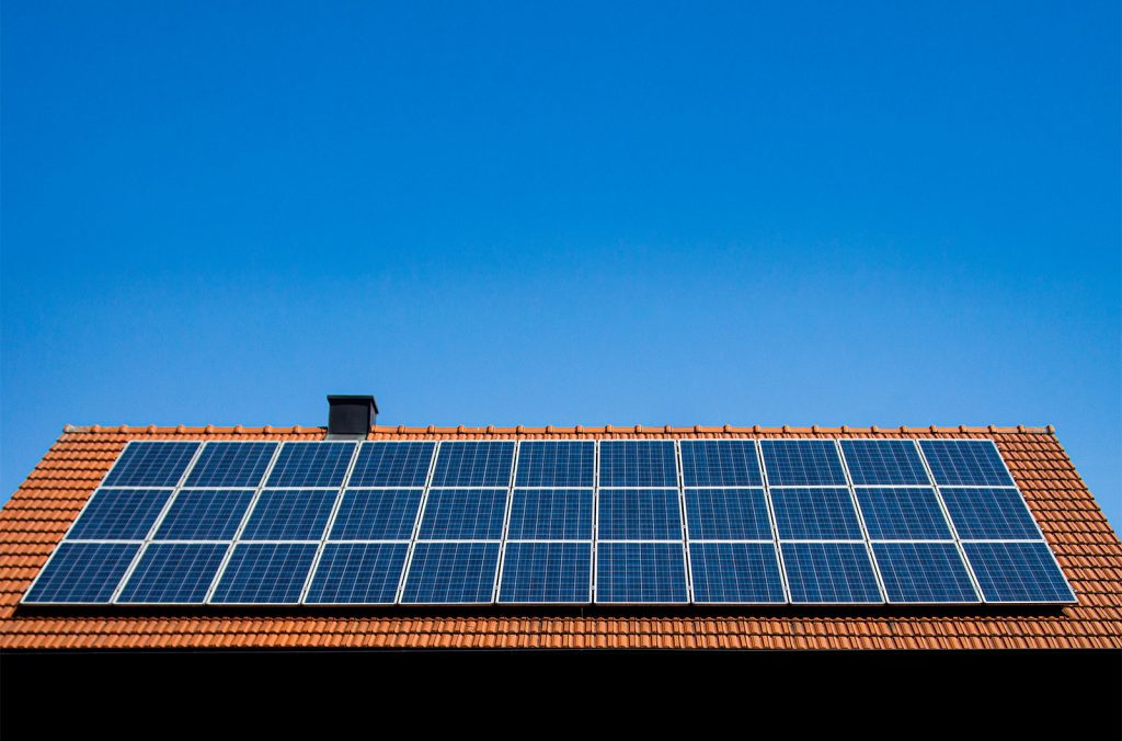 Impianto fotovoltaico installato sul tetto in coppi di una casa