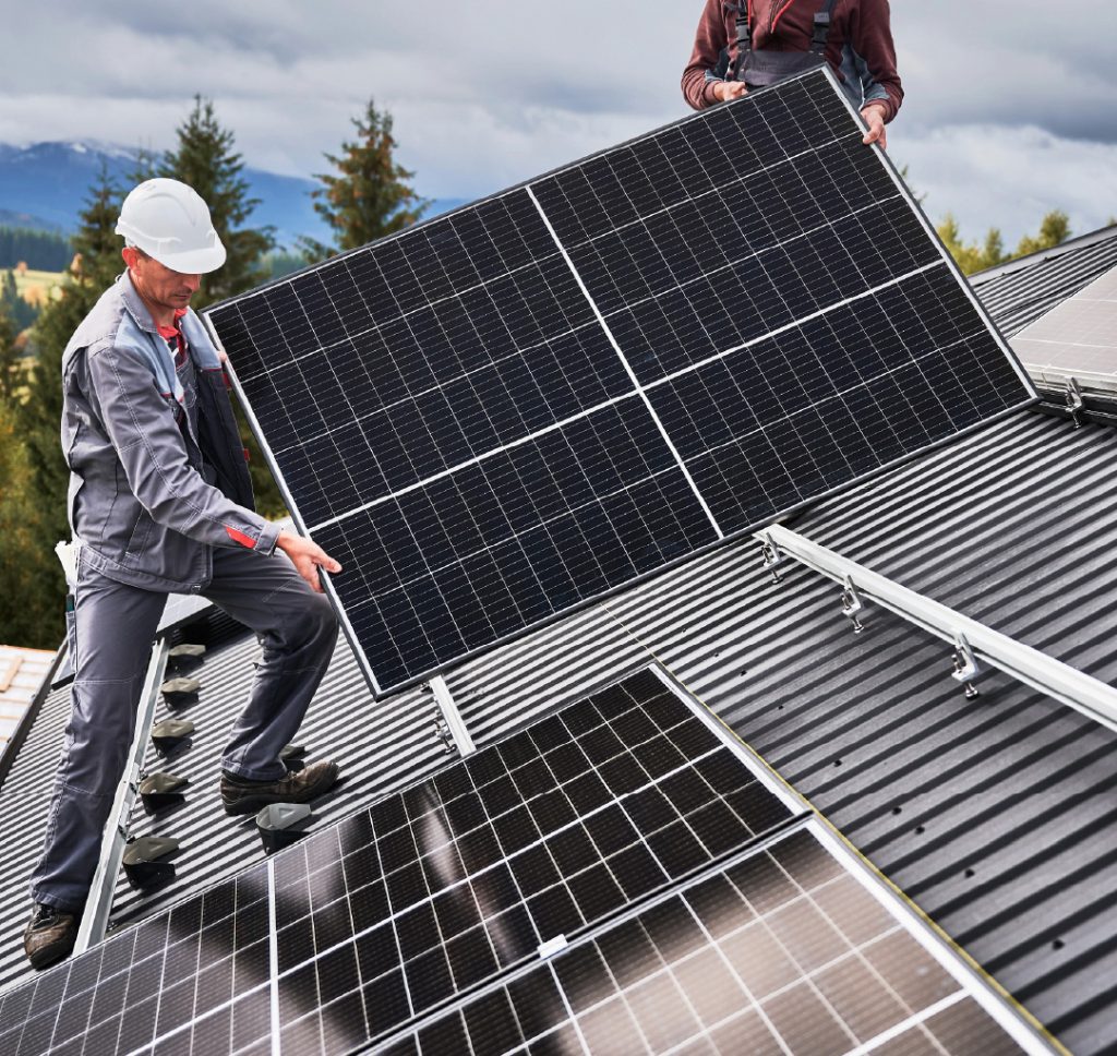 Installatore con casco fissa un pannello fotovoltaico